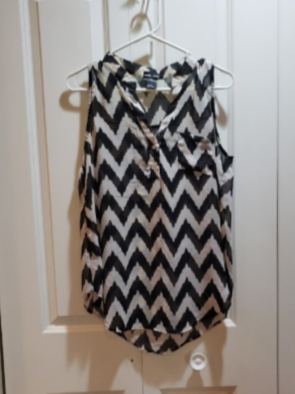 Wet Seal Lightweight Semi Sheer Sleeveless Black White Zig Zag Blouse Size S